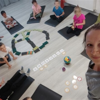 Eszterlánc Montessori Roots